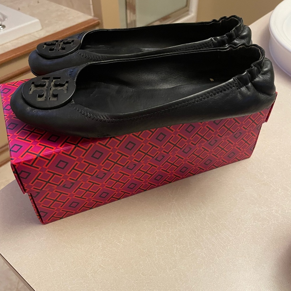 Loved Tory Burch size 8 Black  Minnie Flats w/dust bag & original box